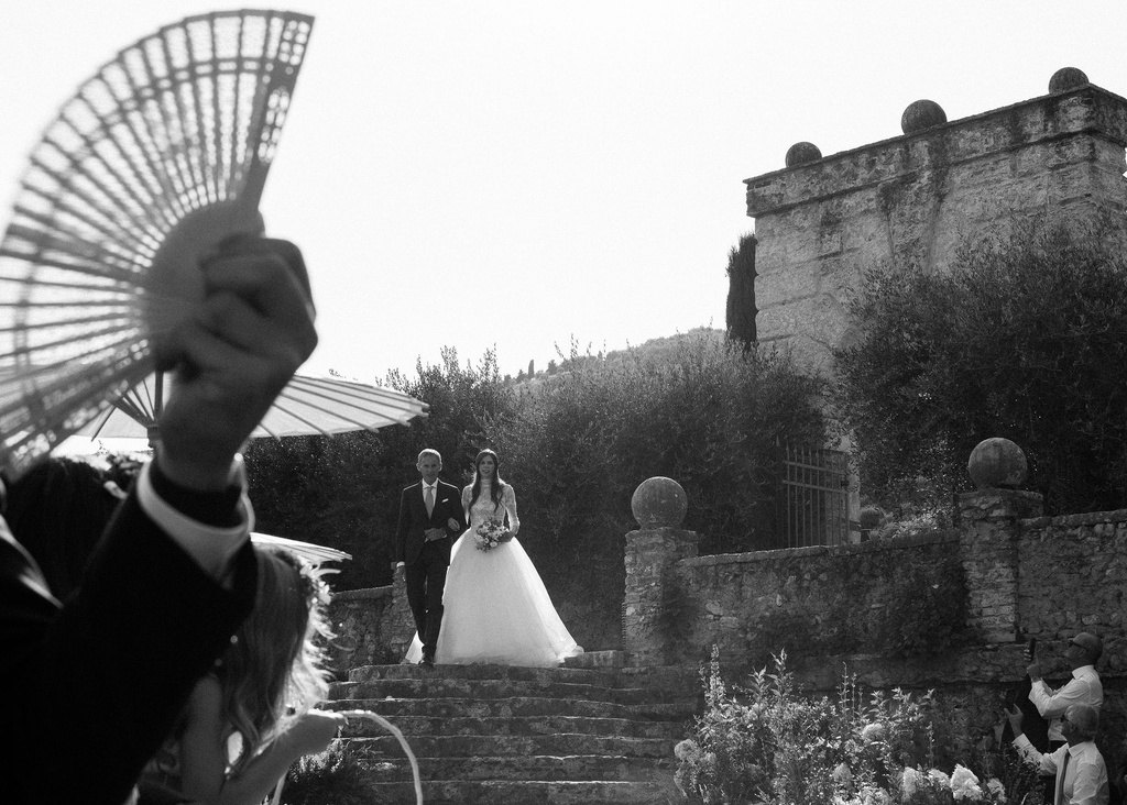 Gli sposi salgono verso il castello, fotografia in bianco e nero